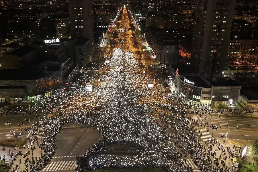 Contro la politica clientelare autoritaria e la distruzione neoliberale – solidarietà con la resistenza in Serbia!