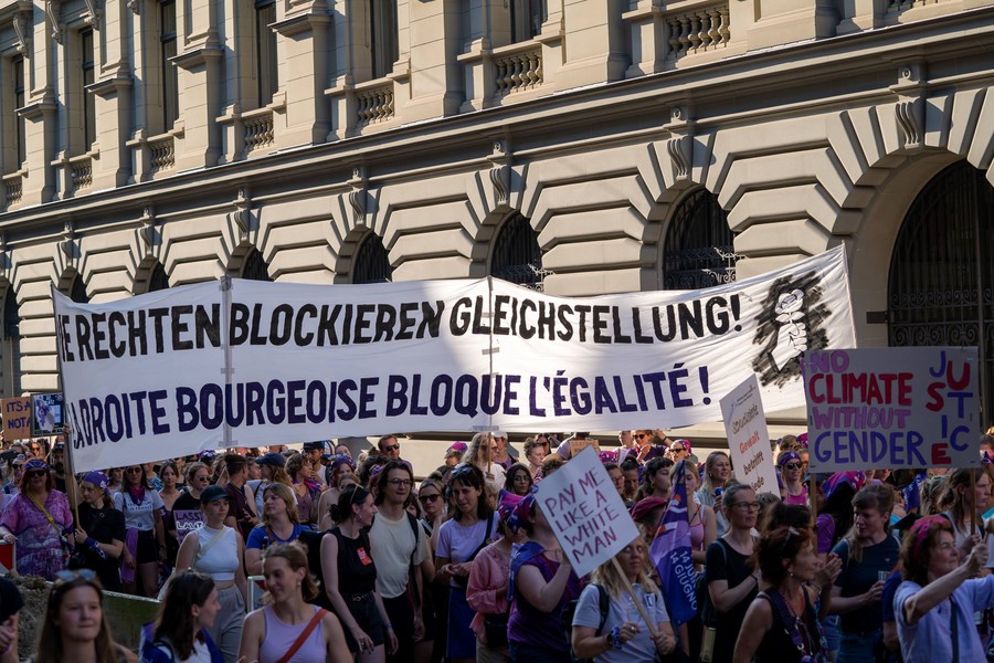 Zigtausende protestieren auf der Strasse -  Die Rechten blockieren gleichzeitig die Gleichstellung