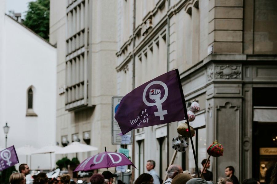 14. Juni: JUSO fordert Ausschaffungsstopp, Mindestlohn und Schutz vor Gewalt für Frauen und TINA-Personen