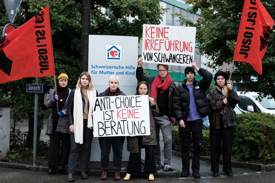 JUSO fordert Verbot von unseriösen Schwangerschafts-Beratungen durch Abtreibungsgegner*innen
