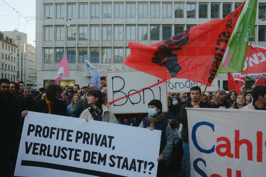 Rassemblement sur la Paradeplatz contre les profiteuse·eurs de Credit Suisse