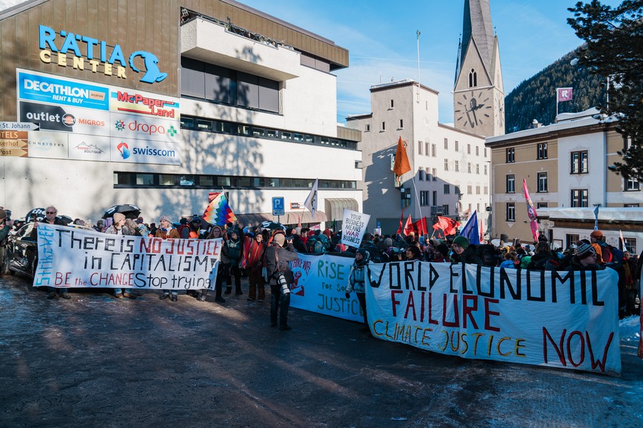 “Smash WEF - Take back control!”: Die JUSO Schweiz und weitere Organisationen demonstrieren gegen das WEF in Davos