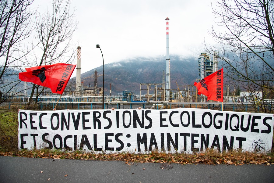 La JS Suisse à la raffinerie de Collombey pour des reconversions écologiques et sociales