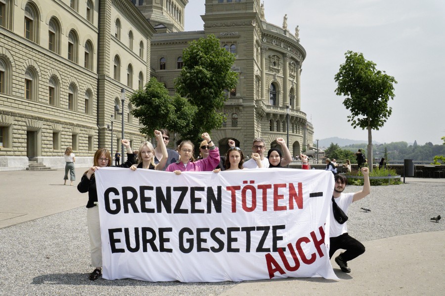 JUSO Schweiz protestiert gegen rassistische Asylpolitik