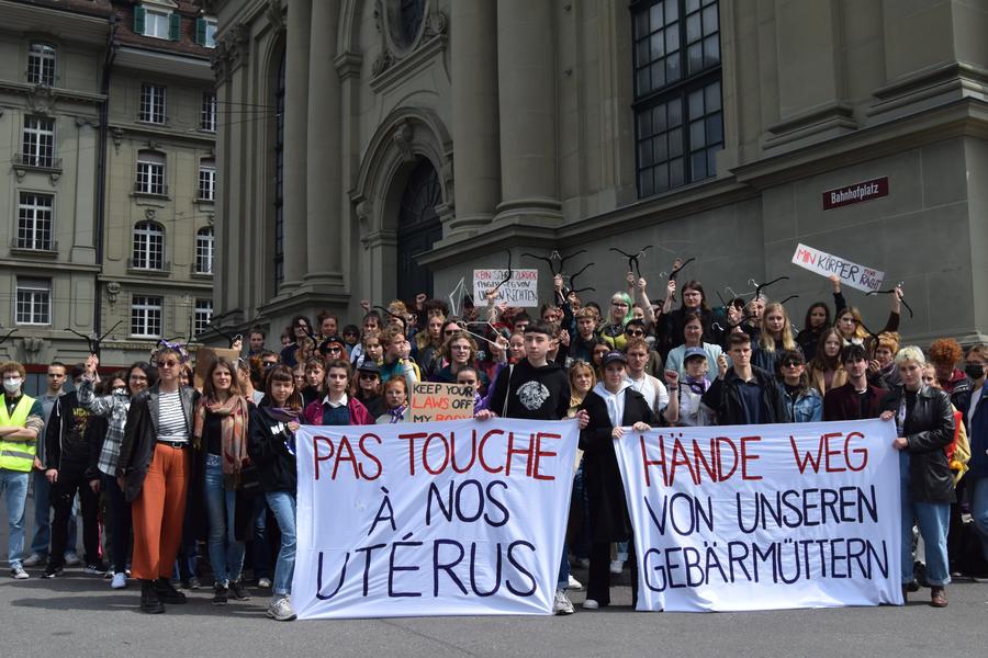 150 Personen an JUSO-Kundgebung fordern: Hände weg von unseren Gebärmüttern!