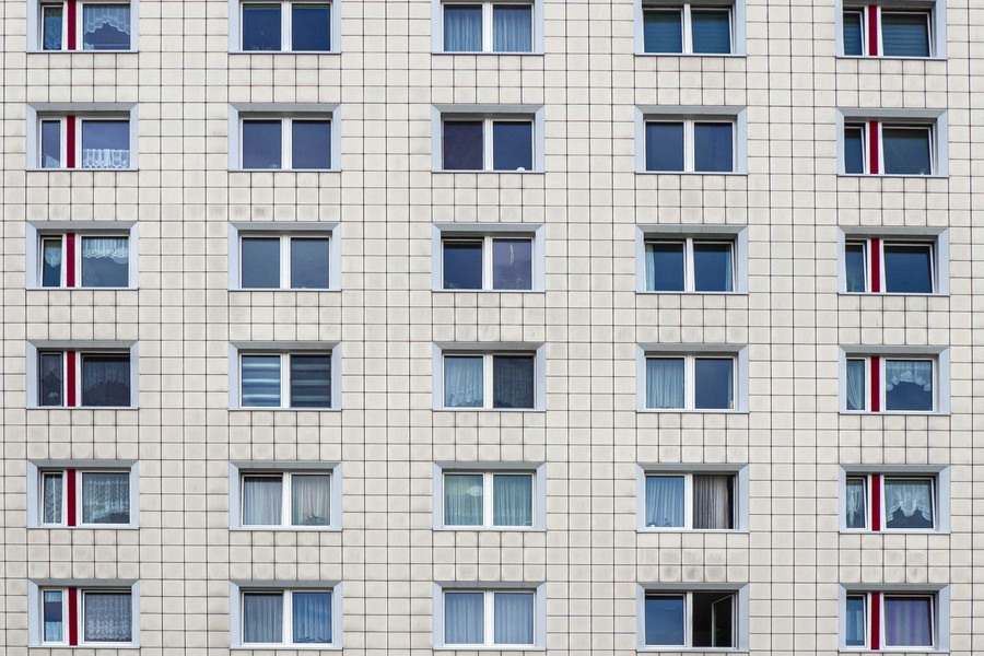 Dehors en 30 jours ? Celles et ceux qui habitent une maison en carton plutôt que d’être propriétaires disent NON aux projets sur le droit du bail